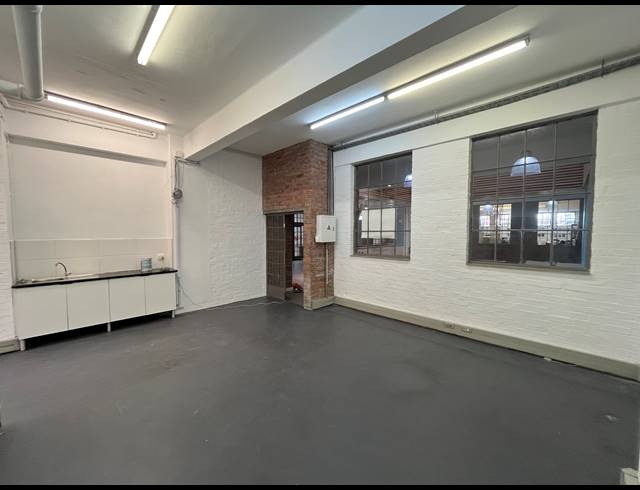 69M² BUSINESS TO LET IN WOODSTOCK